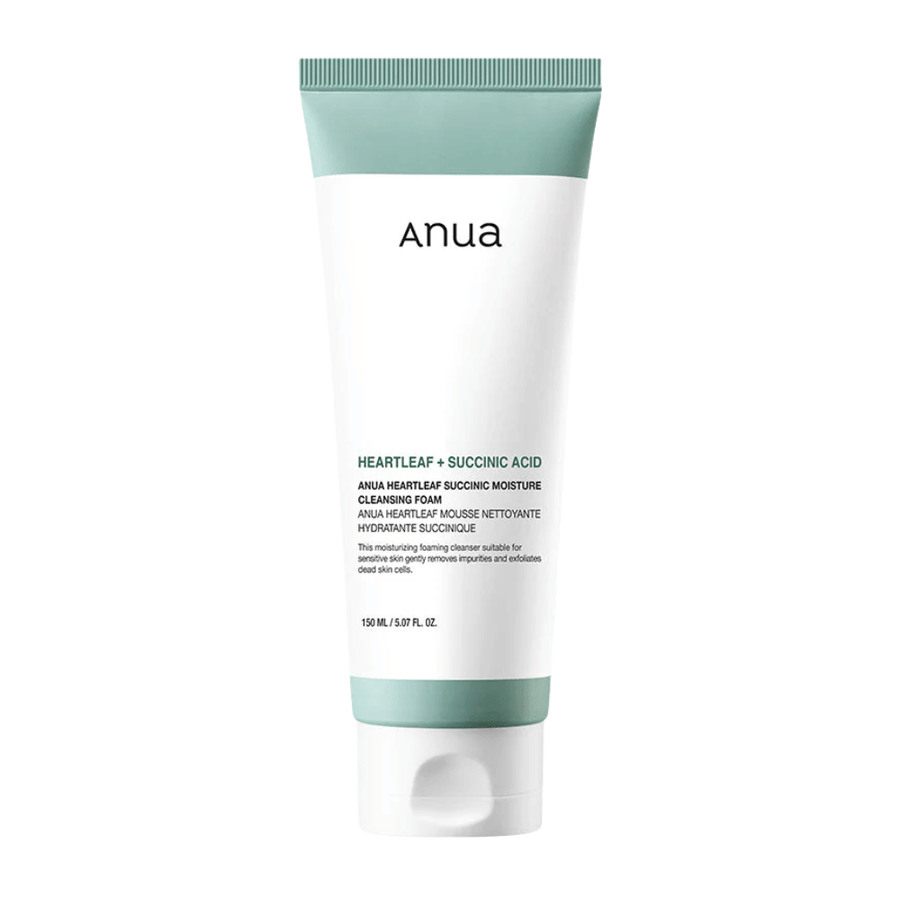 Frilagt produktbillede mod neutral baggrund, der viser Anua Heartleaf + Succinic Acid Moisture Cleansing Foam i detalje. Billedet fokuserer på produktens emballage, størrelse og design for en tydelig produktpræsentation.