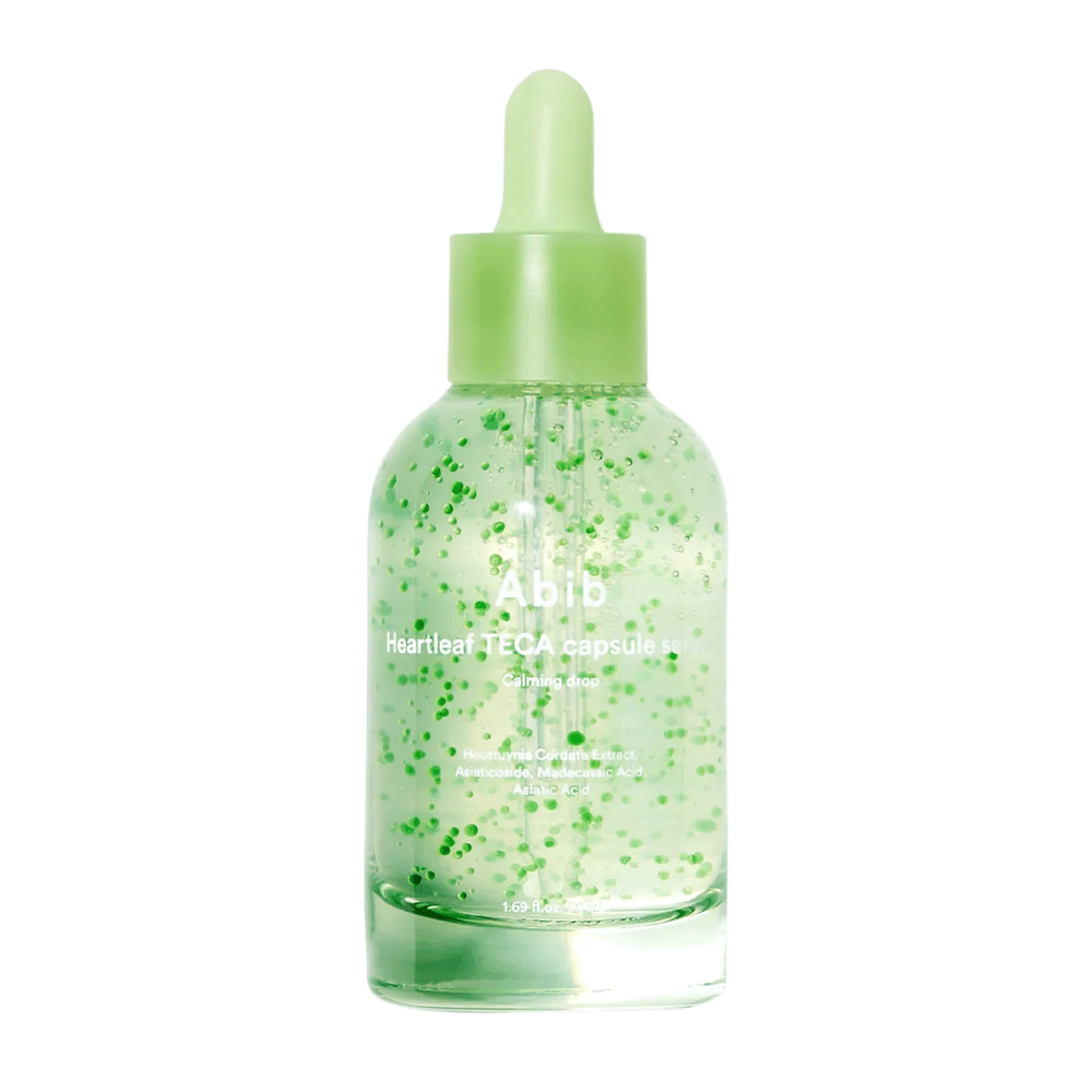 Rent produktbillede af Abib Heartleaf TECA Capsule Serum med grønne kapsler synlige i flasken og fokus på det beroligende serumdesign.