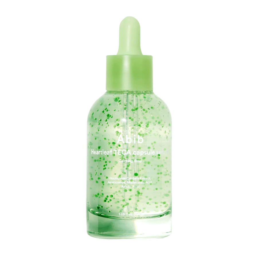 Rent produktbillede af Abib Heartleaf TECA Capsule Serum med grønne kapsler synlige i flasken og fokus på det beroligende serumdesign.