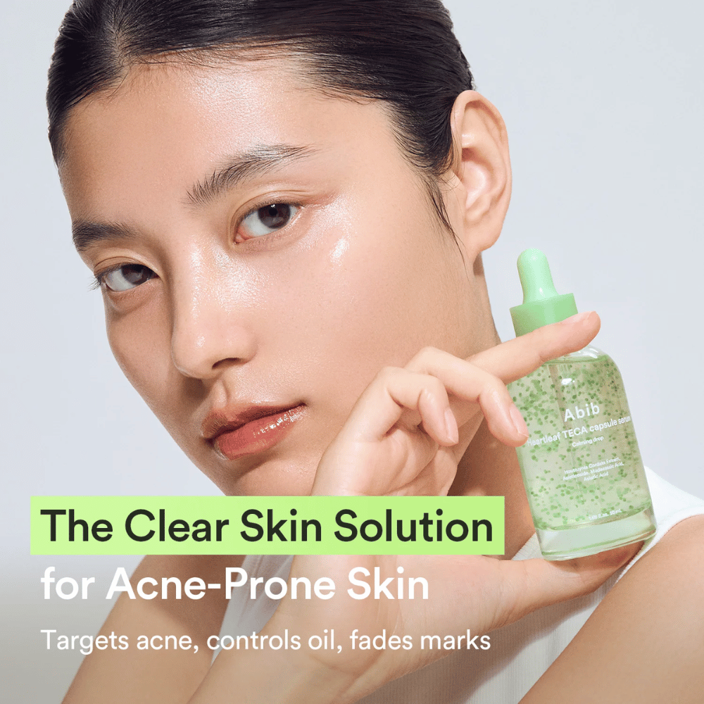 Kampagnebillede med model, der holder Abib Heartleaf TECA Capsule Serum sammen med tekst om klarere hud til akneudsat hud og kontrol af overskydende olie.