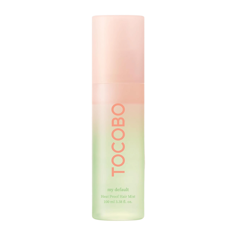 1. TOCOBO Heat Proof Hair Mist #02 My Default 100ml – varmebeskyttende hair mist i grøn og rosa sprayflaske mod hvid baggrund