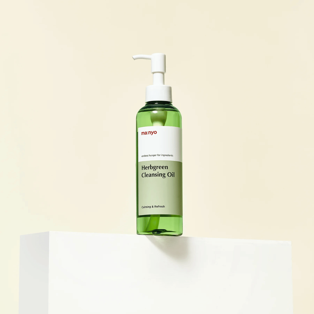 ma:nyo Herbgreen Cleansing Oil stående på piedestal, mild koreansk rensende olie med grønne urteekstrakter til daglig ansigtsrensning