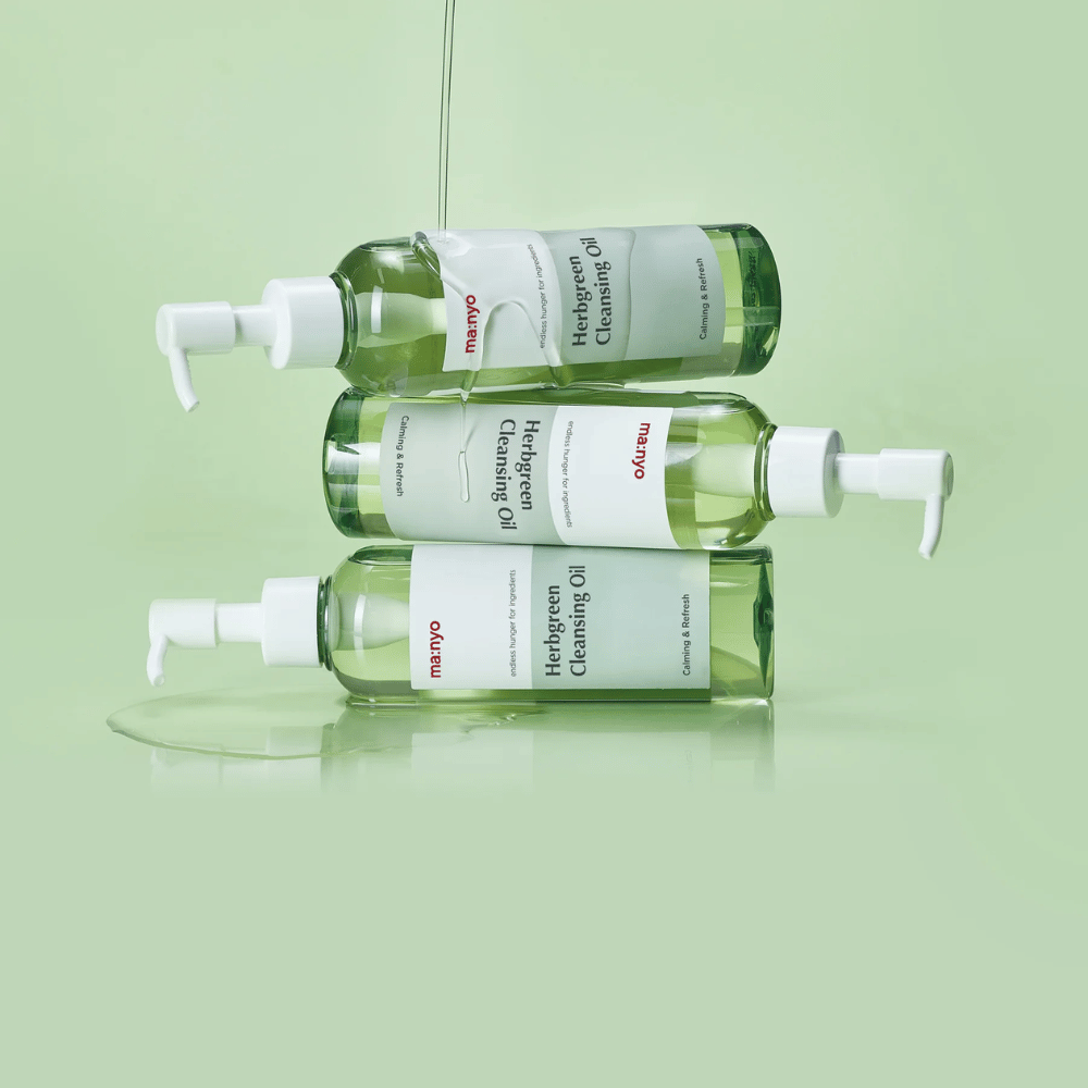 ma:nyo Herbgreen Cleansing Oil rensende olie i stablede flasker, olierens der opløser makeup, solbeskyttelse og urenheder uden at udtørre huden