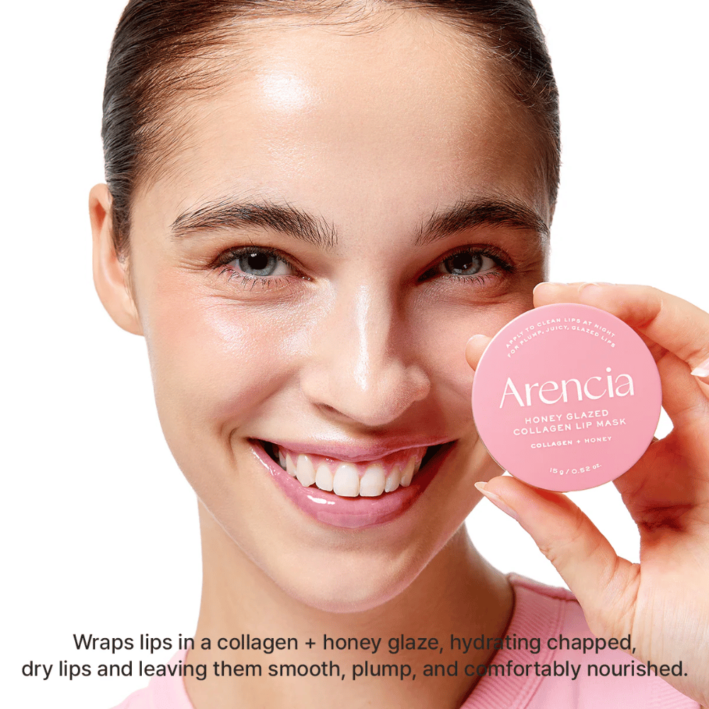 Model holder Arencia Honey Glazed Collagen Lip Mask op og viser resultatet med glansfulde, fugtede og fyldigere læber. Fokus er på intensiv pleje til tørre og sprukne læber.
