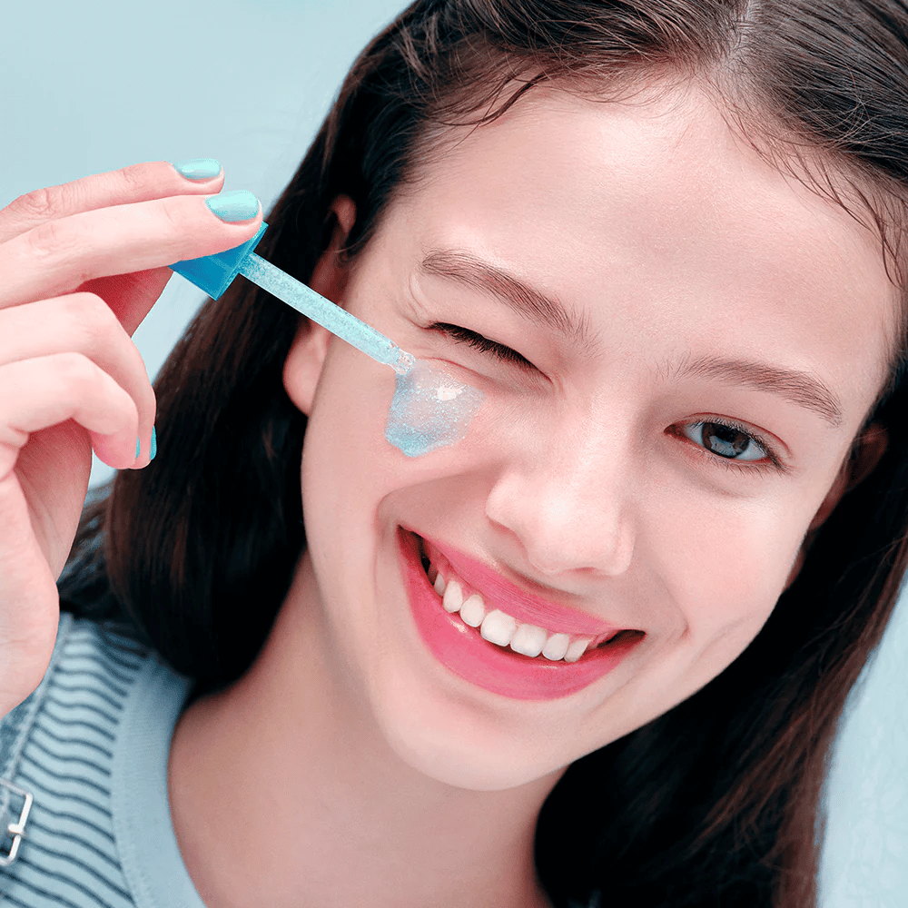 Påføring af EQUAL BERRY Hyaltoin Flooding Serum med pipette – fugter og giver glød