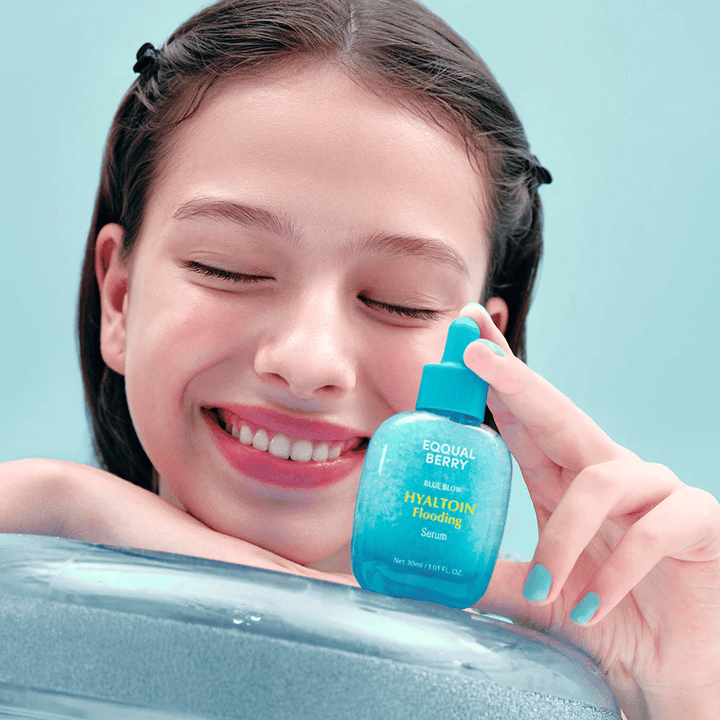 Model holder EQUAL BERRY Hyaltoin Flooding Serum – fugtgivende ansigtsserum til blød og plumpet hud