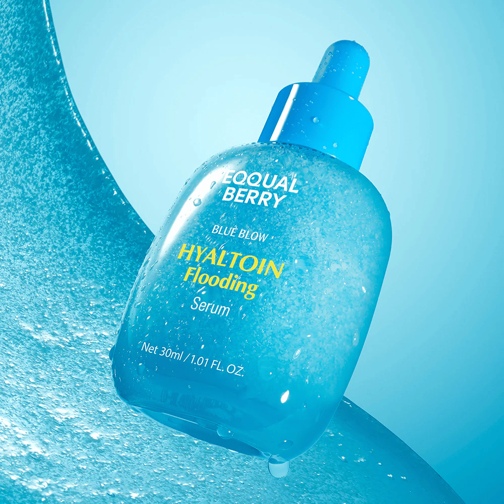 EQUAL BERRY Blue Blow Hyaltoin Flooding Serum 30 ml – fugtgivende serum med hyaluronsyre og beroligende effekt, produktbillede med vandtekstur