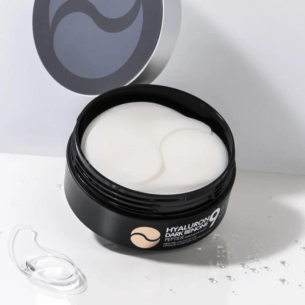 Nærbillede af Hyaluron Dark Benone Peptide 9 Ampoule Eye Patch – bløde hydrogel-øjenplastre, der hjælper med at fugte, udglatte og opfriske huden under øjnene.