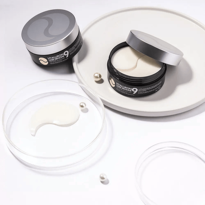 Hyaluron Dark Benone Peptide 9 Ampoule Eye Patch i åben dåse med hydrogel-plastre – intensivt fugtgivende øjenmaske med peptider og hyaluronsyre.