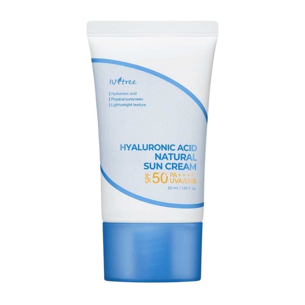 Isntree Hyaluronic Acid Natural Sun Cream med SPF50+ PA++++ beskytter mod UVA/UVB, fugter med hyaluronsyre og passer til følsom hud takket være sin lette, fysiske og ikke-komedogene formel.