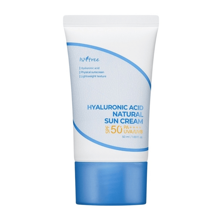 Isntree Hyaluronic Acid Natural Sun Cream med SPF50+ PA++++ skyddar mot UVA/UVB, återfuktar med hyaluronsyra och passar känslig hud tack vare sin lätta, fysiska och icke-komedogena formula.