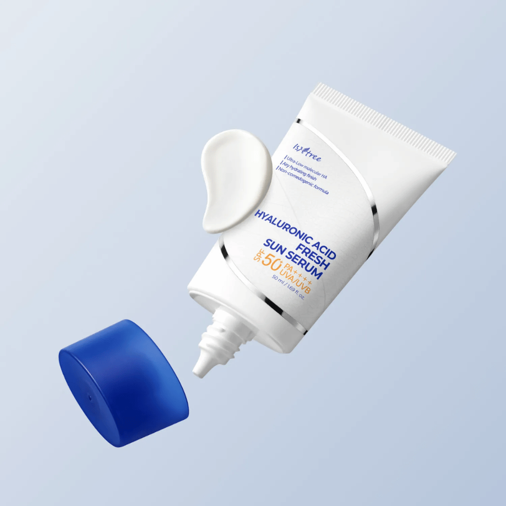 Isntree Hyaluronic Acid Fresh Sun Serum er et let solserum med SPF50+ PA++++, der beskytter mod UVA/UVB samtidig med, at det fugter med hyaluronsyre. Perfekt til følsom hud.