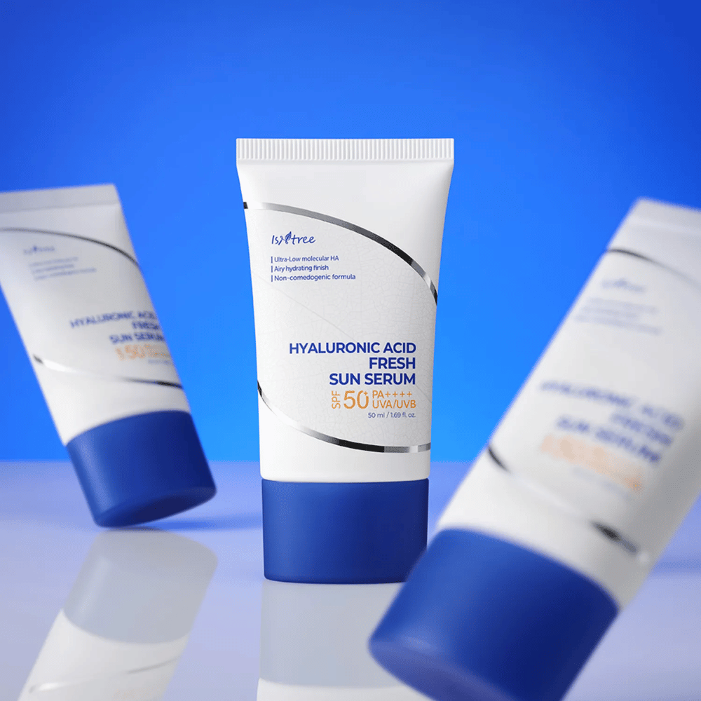 Isntree Hyaluronic Acid Fresh Sun Serum beskytter med SPF50+ PA++++ samtidig med, at det fugter intensivt med hyaluronsyre i flere molekylestørrelser.