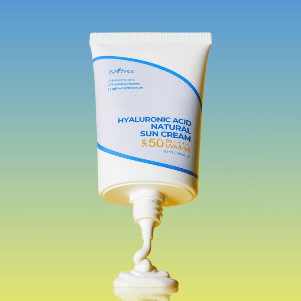 Isntree Hyaluronic Acid Natural Sun Cream er en solcreme med SPF50+ PA++++, der giver en stærk beskyttelse mod både UVA- og UVB-stråler. Den indeholder hyaluronsyre, der fugter i dybden, samtidig med at det fysiske filter er skånsomt for følsom hud.