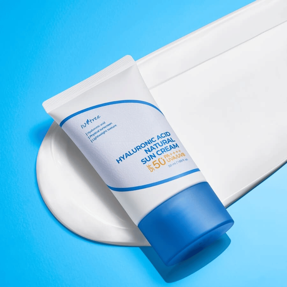 Isntree Hyaluronic Acid Natural Sun Cream er en fysisk solcreme med SPF50+ PA++++, der beskytter huden mod UV-stråling, samtidig med at den fugter med hyaluronsyre. Den lette formel passer til følsom hud og efterlader ingen hvid hinde.