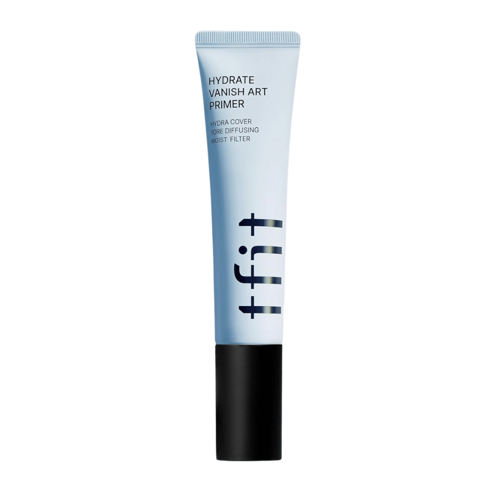 Blå tube med sort låg fra TFIT, mærket "Hydrate Vanish Art Primer" – en fugtgivende primer med poreudjævnende effekt og fugtfilterteknologi.