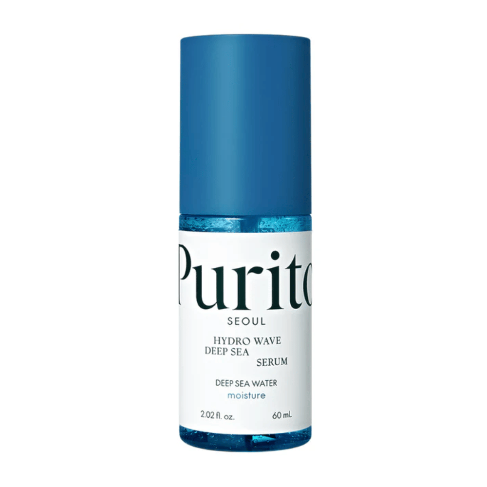 Et produktbillede af Purito Hydro Wave Deep Sea Serum. Flasken er transparent med en blå kork og indeholder et dybblåt serum. Teksten på etiketten angiver, at produktet er 60 ml, og at det tilbyder fugtgivende egenskaber med dybhavsvand. Designet er rent og moderne.