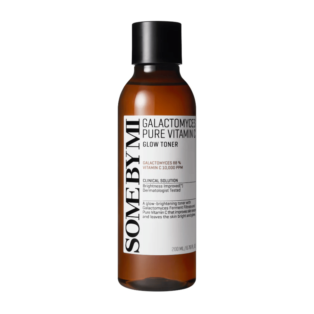 Billede af SOME BY MI Galactomyces Pure Vitamin C Glow Toner. Produktet præsenteres i en gennemsigtig flaske med sort låg og tydelig mærkning. Den indeholder 88% galactomyces og 10.000 ppm vitamin C, hvilket giver en lysere hudtone og forbedrer hudens glød. Flaskens indhold er dermatologisk testet.