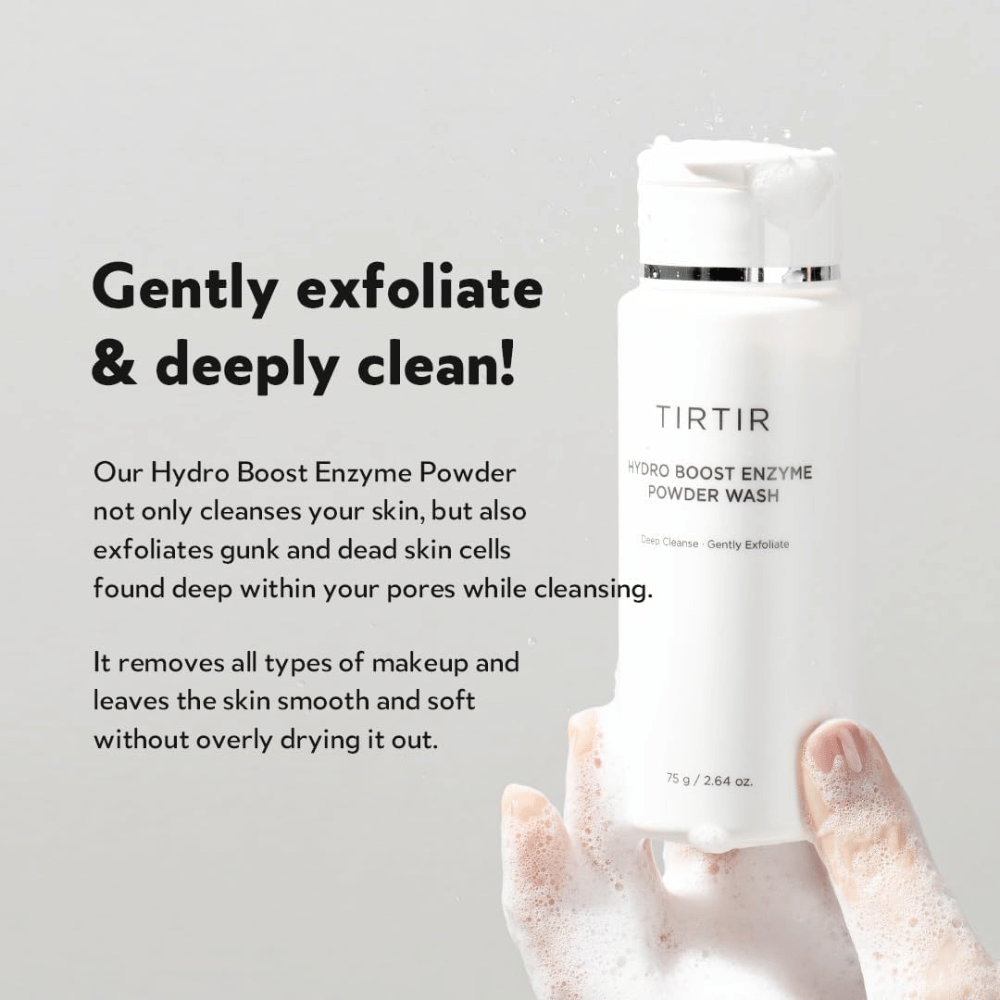 En hånd holder en flaske TIRTIR Hydro Boost Enzyme Powder Wash, et hudplejeprodukt der eksfolierer og dybderenser. Flasken er hvid med tekst og i hånden dannes et hvidt skum.