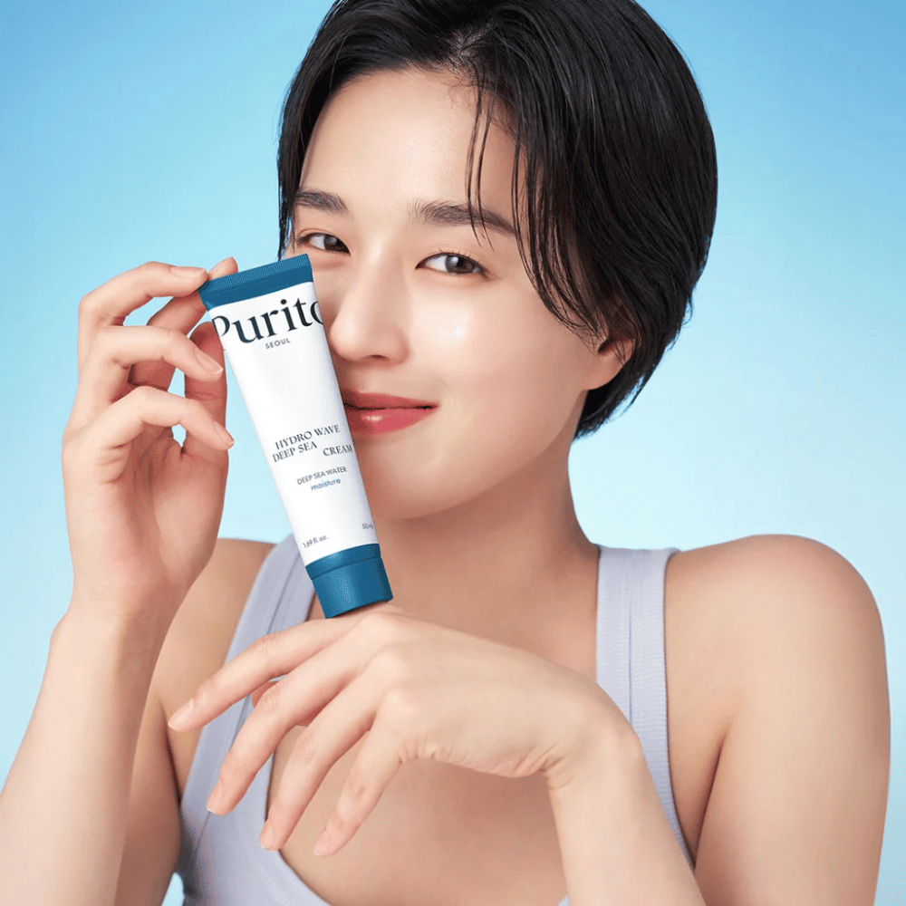 Purito Hydro Wave Deep Sea Cream er en intensivt fugtgivende ansigtscreme, der indeholder dybhavsvand, hvilket hjælper med at give huden langvarig fugt og næring. Dens lette, gel-lignende tekstur absorberes hurtigt uden at efterlade en klistret fornemmelse, hvilket gør den ideel til daglig brug.