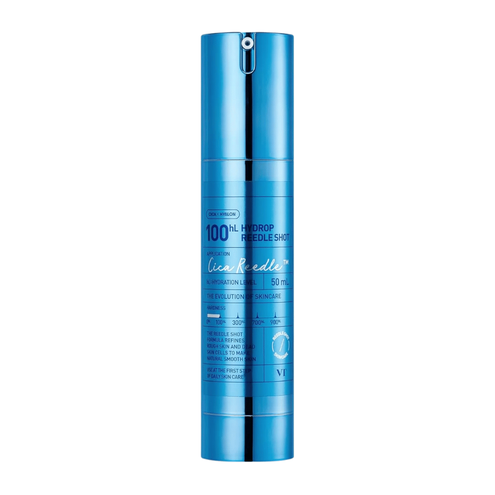 Blå cylinderformet flaske VT Cica Hyalon Hydrop Reedle Shot 100hL, 50 ml, med pumpe og sølvdetaljer, stående mod hvid baggrund.
