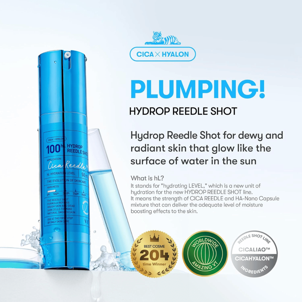 Blå flaske VT Cica Hyalon Hydrop Reedle Shot 100hL med gennemsigtig pipette, tekst om fugtgivende effekt og hudens glød, samt tre emblemer der fremhæver produktets udmærkelser og ingredienser.