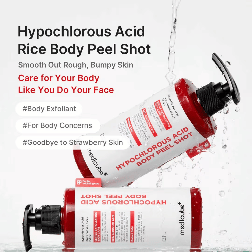 Kampagnebillede for Medicube Hypochlorous Acid Body Peel Shot med vandeffekt og fokus på kropseksfoliering til jordbærhud, ujævn hudstruktur og tørre områder.