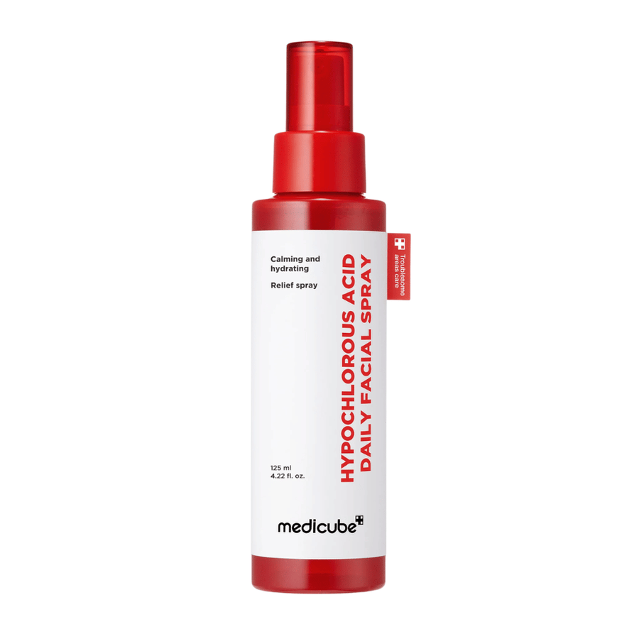 Frilagt produktbillede af Medicube Hypochlorous Acid Daily Facial Spray på lys baggrund. Det røde og hvide flaskedesign er i fokus og viser produktets rene og professionelle udseende.