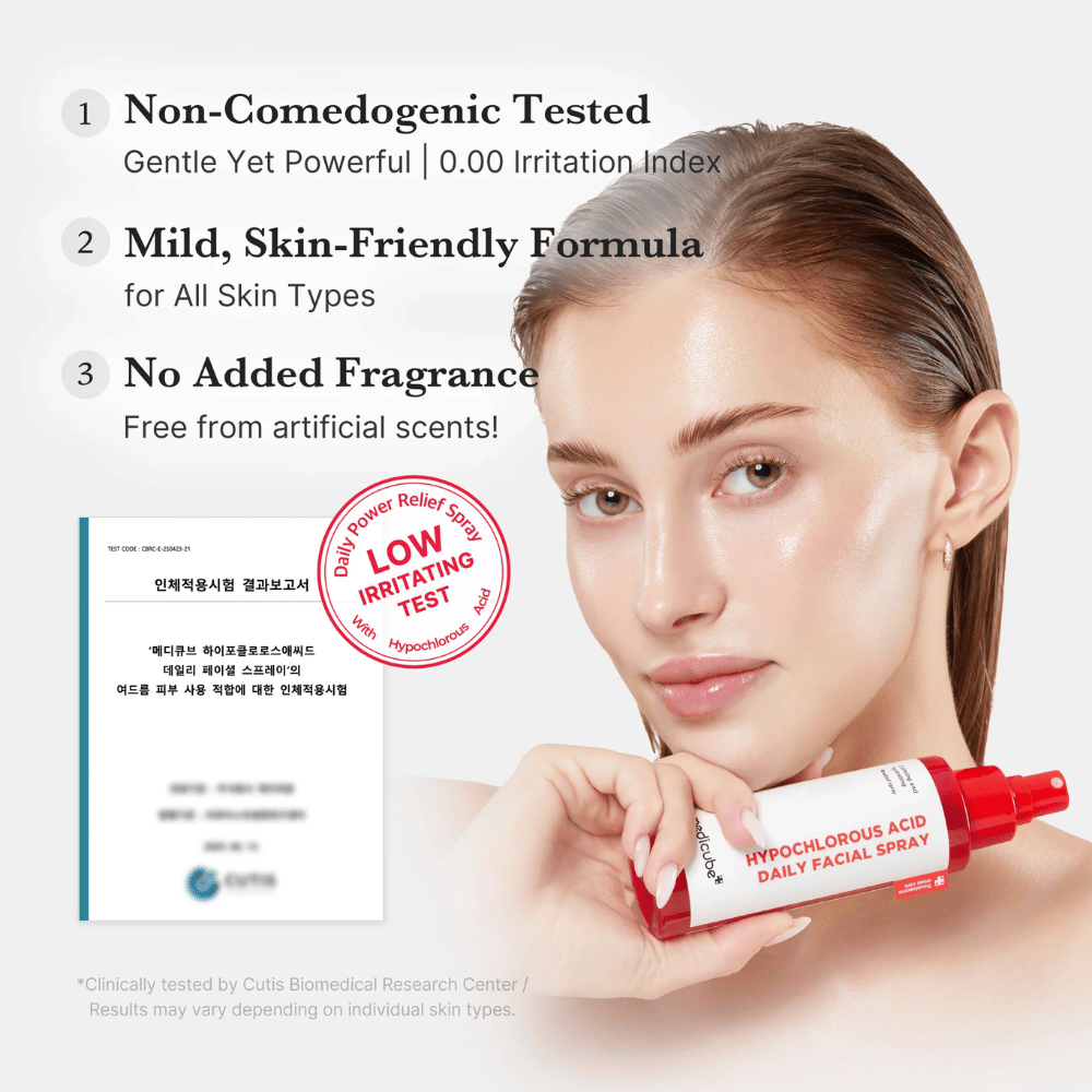 Model, der holder Medicube Hypochlorous Acid Daily Facial Spray sammen med information om, at produktet er testet for lav irritation, er parfumefrit og passer til alle hudtyper. Et testcertifikat vises i baggrunden for at styrke produktets troværdighed.