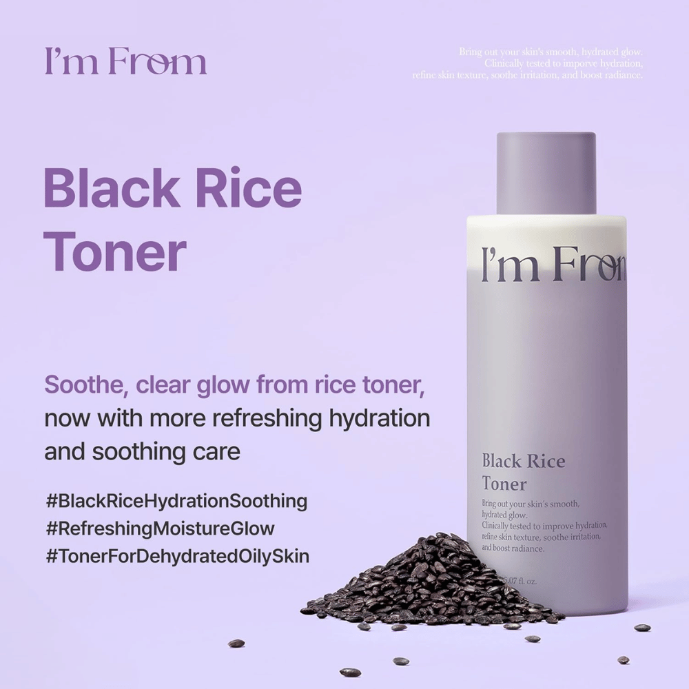 I'm From Black Rice Toner 150 ml med sort ris, fugtgivende toner i lilla flaske med riskorn mod lyselilla baggrund.