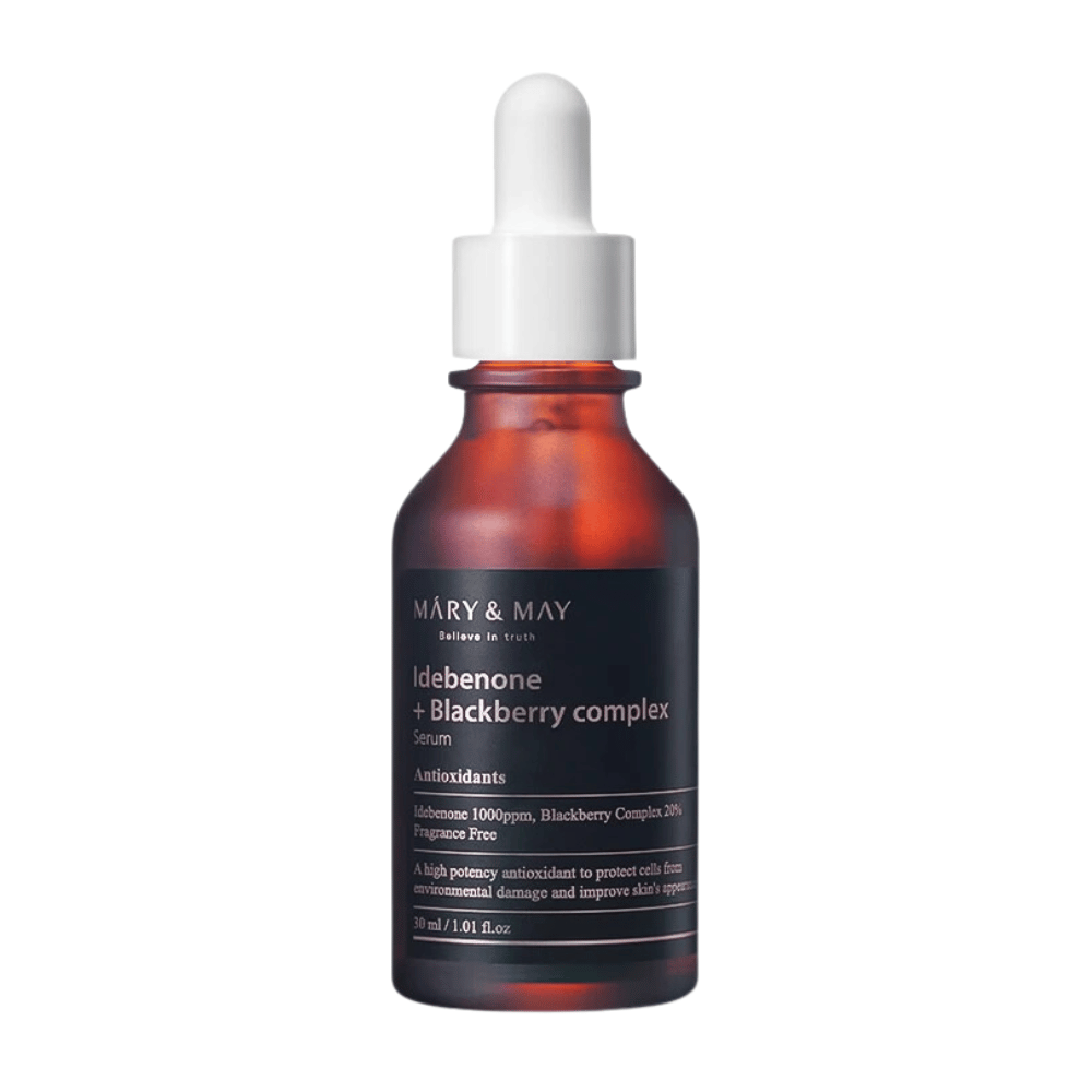 Billede af MARY & MAY Idebenone + Blackberry Complex Serum i en elegant, mørk glasflaske. Serummet indeholder 1000 ppm idebenon og 20% brombærkompleks, hvilket giver kraftfulde antioxidanter for at beskytte huden mod miljøskader og forbedre dens udseende. Flaskens design fremhæver produktets kvalitet og effektivitet.