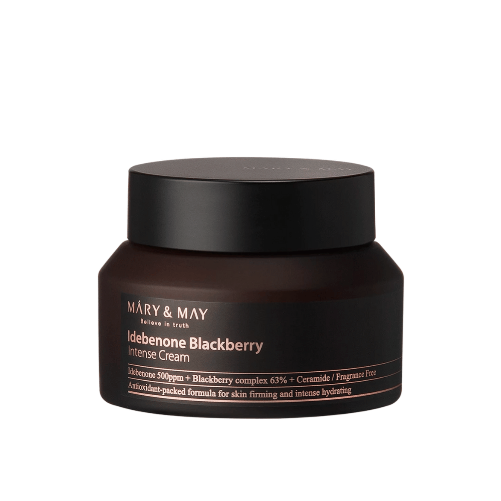 En krukke med MARY & MAY Idebenone Blackberry Intense Cream. Denne creme indeholder 500 ppm idebenon, 63% brombærkompleks og ceramider, designet til at give intensiv fugt og fasthed til huden. Duftfri og antioxidantberiget formel.