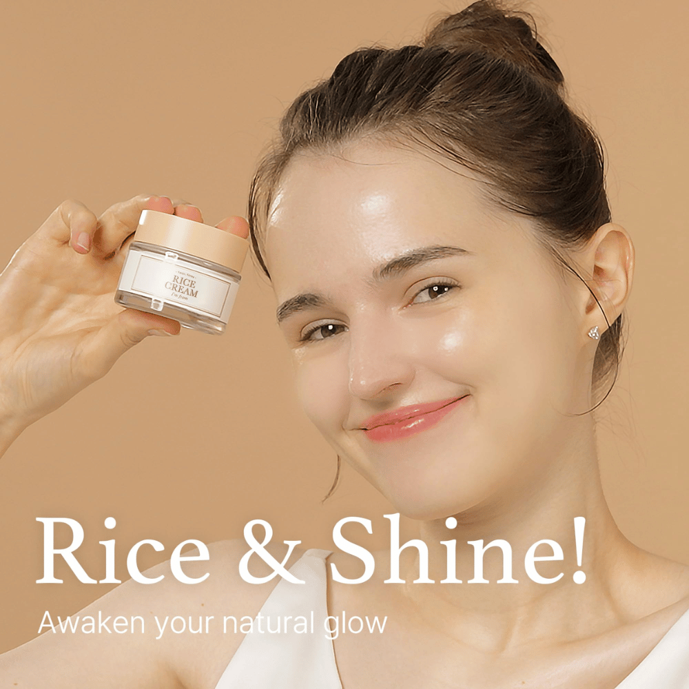 Ung kvinde med et smil, der holder en dåse mærket "RICE CREAM", med teksten "Rice & Shine! Væk din naturlige glød" i baggrunden.