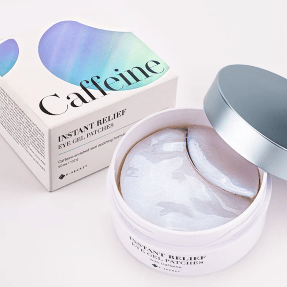 Dåse og pakning af K-Secret Instant Relief Eye Gel Patches med koffein, åbnet og viser skinnende hydrogel-pads.