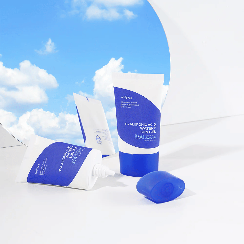 Et sæt Isntree Hyaluronic Acid Watery Sun Gel Set på en hvid baggrund.