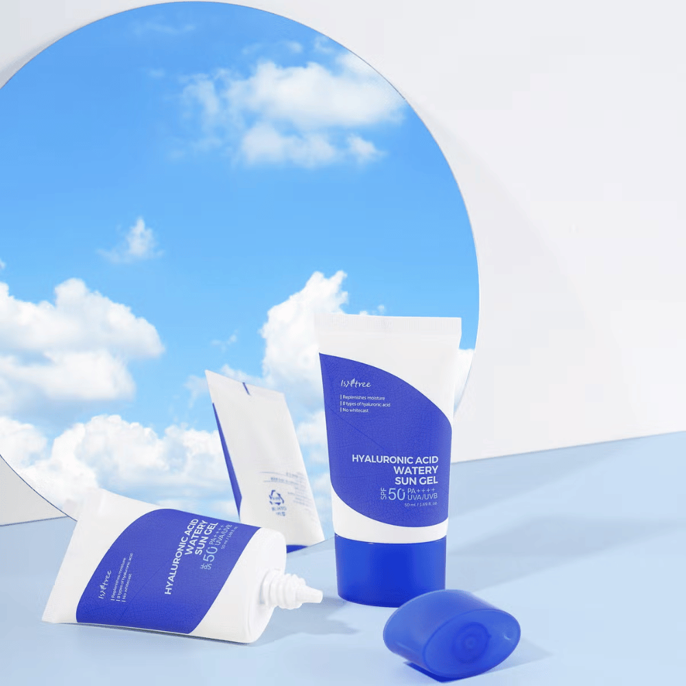 Et blåt og hvidt Hyaluronic Acid Watery Sun Gel 50 ml hudplejesæt med SPF50+ på hvid baggrund fra Isntree.