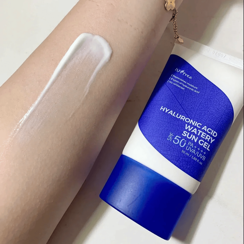 Isntree Hyaluronic Acid Watery Sun Gel SPF50+ PA++++ 50ml – fugtgivende solcreme med hyaluronsyre, vist på huden uden white cast.