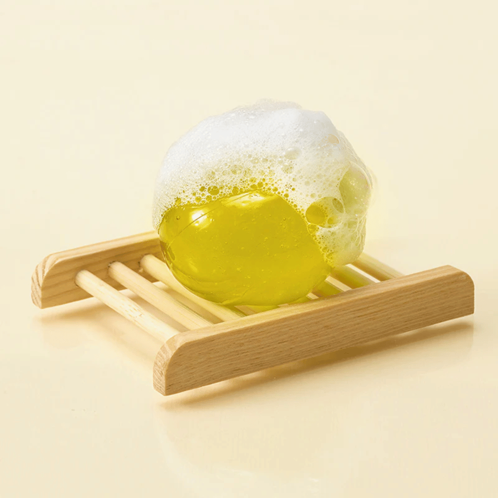 Skummende Ongredients Jeju Cica Cleansing Ball på sæbefad – mild rengøring som styrker hudbarrieren og reducerer irritation.