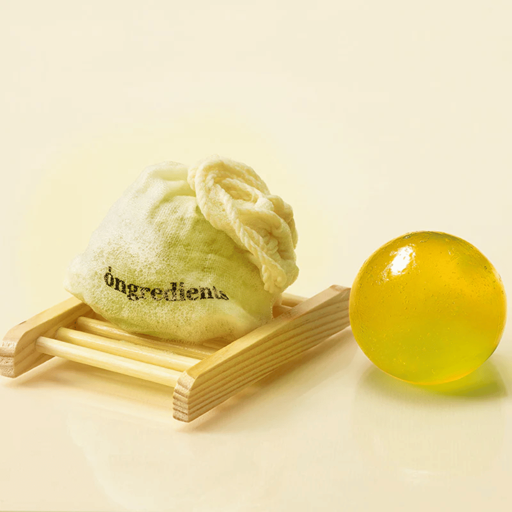 Ongredients Jeju Cica Cleansing Ball – fast rengøring med stofpose, skånsom mod huden og fremstillet med plantebaserede ingredienser.