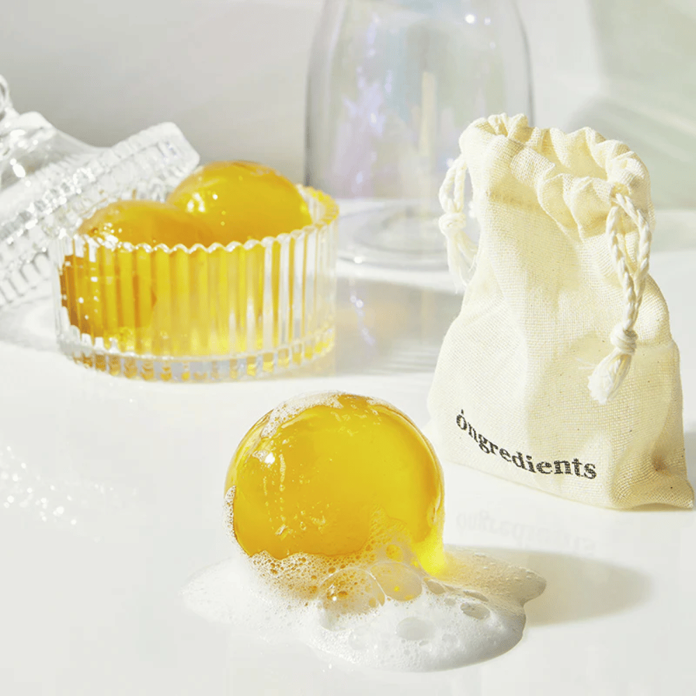 Jeju Cica Cleansing Ball fra Ongredients – skummende rengøringsbold i glasburk, leveres med stofpose til daglig ansigtsrensning.