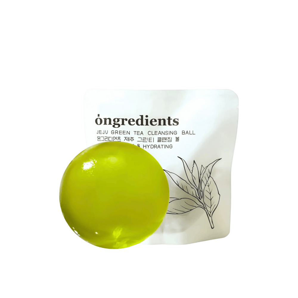 Produktbillede af Óngredients Jeju Green Tea Cleansing Ball foran emballage – vegansk rens, der frisker op og fugter huden.