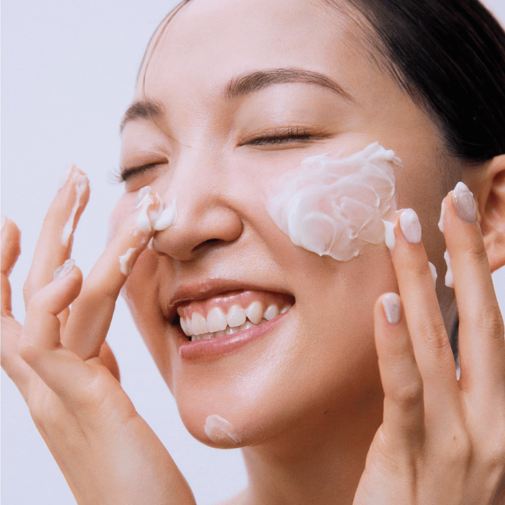 Beauty of Joseon Jello Skin Massage Cream påføres i ansigtet til fugtgivende massage og styrket hudbarriere.