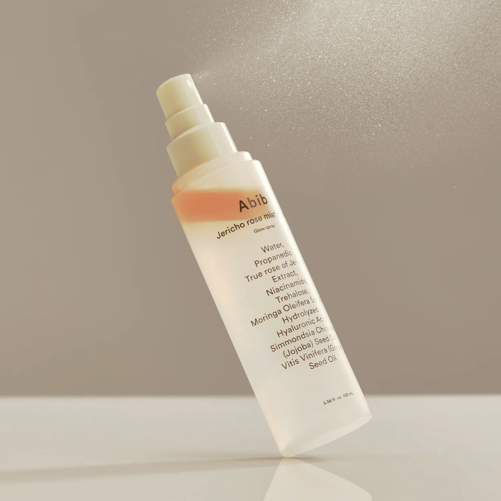 Abib Jericho Rose Mist Serum sprayes i luften. Let og frisk mist med rose- og moringaolie for naturlig glød.