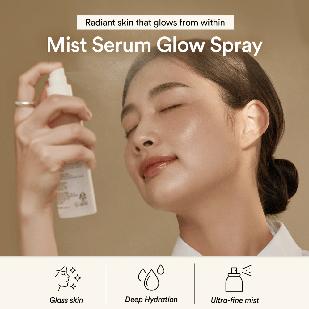 Kvinde sprayer Abib Jericho Rose Mist Serum i ansigtet. Fin mist som giver dyb hydrering og glød-effekt.