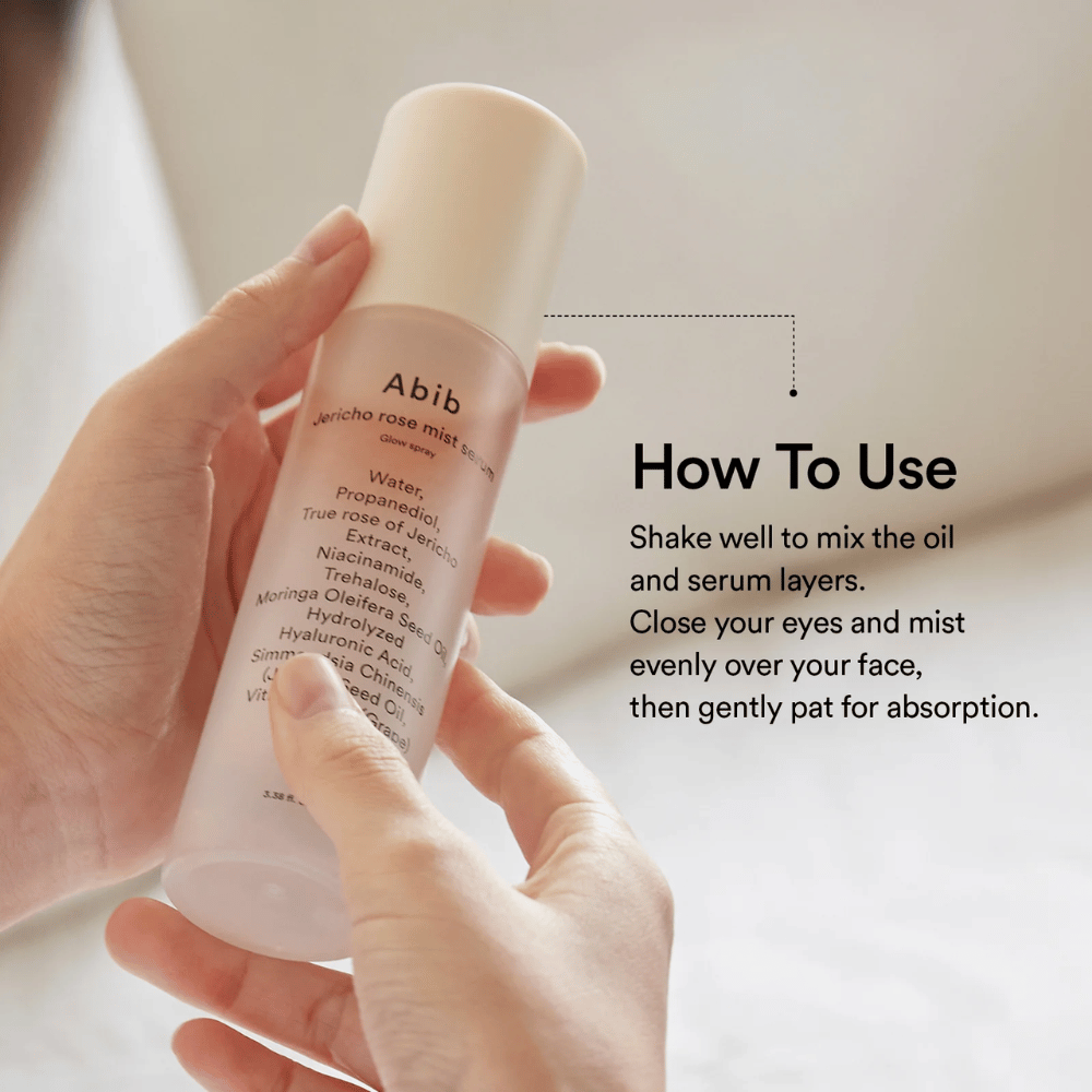Person holder Abib Jericho Rose Mist Serum og viser, hvordan man ryster flasken for at blande olie og serum før brug.