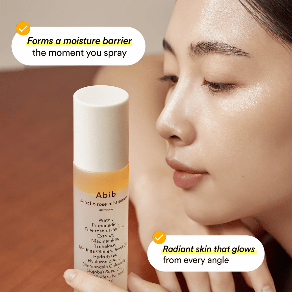 Kvinde viser sin fugtede hud efter brug af Abib Jericho Rose Mist Serum. Skaber en beskyttende fugtbarriere.