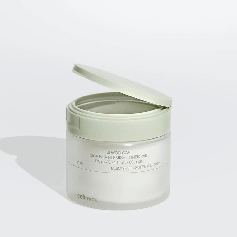 Åben dåse af Celimax Ji Woo Gae Cica BHA Blemish Toner Pad. Mild rensende toner pads der beroliger og balancerer huden.