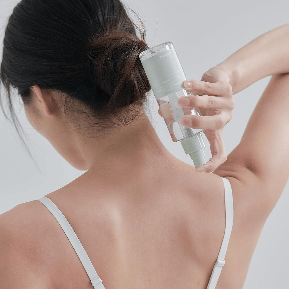 celimax Ji Woo Gae Heartleaf BHA Body Mist påføres på ryg og nakke