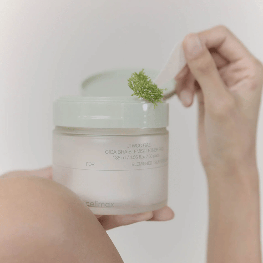 Celimax Ji Woo Gae Cica BHA Blemish Toner Pad med centella-ekstrakt vises i brug – mild eksfoliering for klar hud.