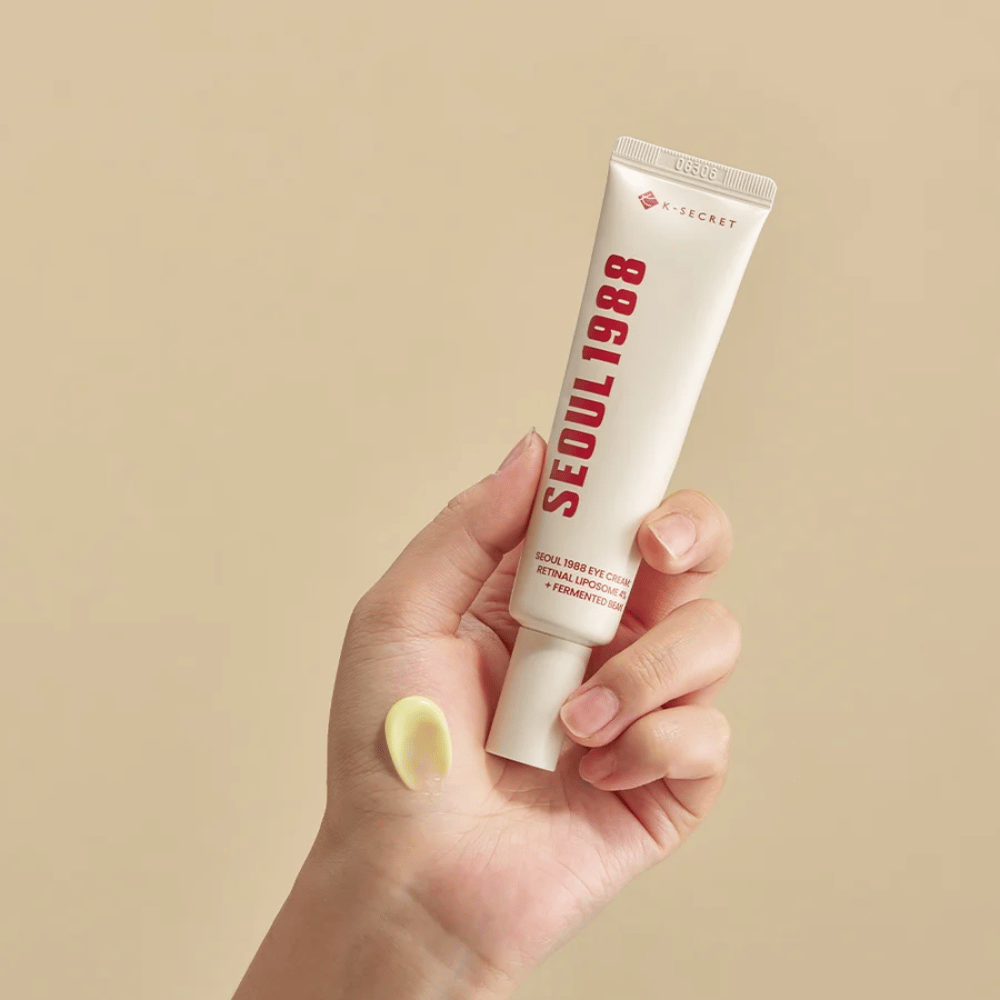 SEOUL 1988 Eye Cream - Retinal Liposome 4% + Fermented Bean

En næringsrig øjencreme, der indeholder 4% Retinal Liposome og fermenterede bønner for at reducere fine linjer, forbedre hudens elasticitet og fugte det følsomme øjenområde.

🌿 Fordele:
✔ Reducerer rynker og mørke rande
✔ Styrker hudbarrieren og giver fastere hud
✔ Letabsorberet og passer til følsom hud

Perfekt til et ungdommeligt og strålende blik! 👀✨